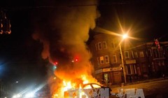 Xe bị người biểu tình phóng hỏa. Ảnh: AFP/TTXVN