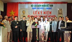 Các cựu chiến binh cùng hát vang những ca khúc cách mạng.