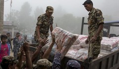 Binh sĩ Nepal chất hàng cứu trợ cho nạn nhân động đất lên xe tải tại văn phòng huyện Gorkha. Ảnh: Reuters