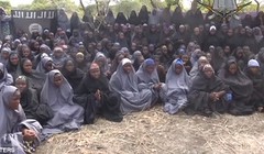 Những nữ sinh tại thị trấn Chibok bị bắt cóc vào tháng 4/2014 trong đoạn băng do Boko Haram tung ra. (Ảnh: Reuters) 
