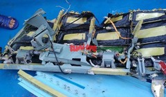 Cận cảnh mảnh vỡ buồng lái - Ảnh: Hoàng Văn Số.