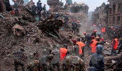 Lực lượng cứu hộ làm việc tại Sankhu, ngoại ô Kathmandu ngày 30/4. (Ảnh: THX/TTXVN)