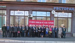 Các cựu chiến binh Nga và đại diện Hội người Việt tại St. Petersburg.
