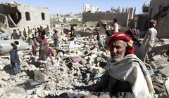 Những căn nhà bị sập sau các vụ oanh tạc của liên quân chống phiến quân Houthi tại Sanaa. AFP/ TTXVN