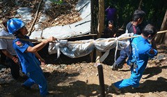 Lực lượng cứu hộ làm việc tại địa điểm phát hiện mộ tập thể. Ảnh: CNN