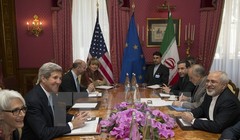 Ngoại trưởng Mỹ John Kerry (thứ hai, trái) và Ngoại trưởng Iran Javad Zarif (phải) tiếp tục vòng đàm phán quan trọng về chương trình hạt nhân của Tehran tại Thụy Sĩ. (Nguồn:AFP/TTXVN)