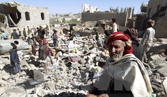 Cảnh đống đổ nát của những căn nhà bị sập sau các vụ oanh tạc của liên quân chống phiến quân Houthi tại Sanaa. (Nguồn: AFP/TTXVN)