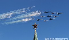 Dàn máy bay tiêm kích trên bầu trời Moscow