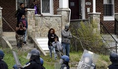 Bạo động tại thành phố Baltimore khiến nhiều cảnh sát bị thương.