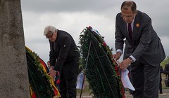 Ngoại trưởng Đức Frank-Walter Steinmeier (trái) và Ngoại trưởng Nga Sergey Lavrov đặt vòng hoa tại Đài tưởng niệm các chiến sỹ Xô Viết thiệt mạng trong Thế chiến 2 ở Volgograd. (Nguồn: AFP)