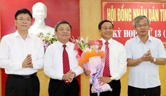 Lãnh đạo tỉnh Hà Tĩnh chúc mừng ông Lê Đình Sơn. Ảnh: Báo Hà Tĩnh