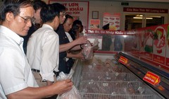 Kiểm tra mặt hàng thịt lợn nhập ngoại tại siêu thị Metro.