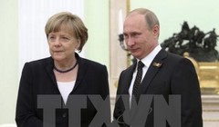 Tổng thống Nga Vladimir Putin (phải) có cuộc gặp với Thủ tướng Đức Angela Merkel (trái). (Ảnh: AFP/TTXVN)