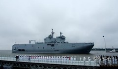 Tàu đổ bộ tấn công Dixmude hôm 9/5 cập quân cảng Wusong ở Thượng Hải. Ảnh: Xinhua