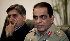 Tư lệnh quân đội Pakistan Ashfaq Parvez Kayani (phải) và Giám đốc ISI Ahmed Shuja Pasha thời còn đương chức. Ảnh: AP