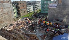 Tìm kiếm và cứu hộ nạn nhân ở một tòa nhà đổ sập tại Kathmandu sau trận động đất mạnh 7,3 độ richter ngày 12-5 Ảnh: AFP