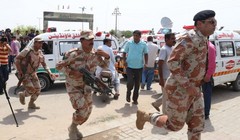 Lực lượng đặc nhiệm Pakistan bảo vệ bên ngoài bệnh viên nơi những người bị thương trong vụ tấn công được đưa tới cấp cứu. Ảnh: EPA