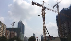 Hàng loạt cần cẩu công trường xây dựng lơ lửng đe dọa an toàn cho người đi đường trên đường Lê Văn Lương (Hà Nội) - Ảnh: Lâm Hoài