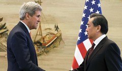 Ngoại trưởng Mỹ John Kerry bắt tay Bộ trưởng Ngoại giao Trung Quốc Vương Nghị tại buổi họp báo chung hôm nay. Ảnh: Reuters