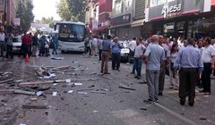 Hiện trường vụ nổ bom ở trụ sở HDP, thành phố Mersin. Ảnh: AFP
