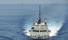 Tàu chiến USS Fort Worth tuần tra thường kỳ trên vùng biển quốc tế gần quần đảo Trường Sa của Việt Nam trên biển Đông ngày 11-5-2015. Phía sau là tàu khu trục tên lửa dẫn đường Yancheng (FFG 546) của hải quân Trung Quốc đeo bám - Ảnh: US Navy