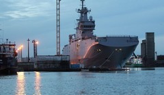 Tàu sân bay trực thăng Mistral. Ảnh AP Photo/ Laetitia Notarianni