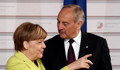 Thủ tướng Merkel (áo vàng) 