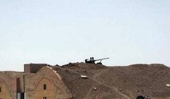 Bức ảnh công bố ngày 21/5 trên trang web của IS cho thấy hầm tránh bom và súng máy bên trên tại căn cứ không quân Palmyra, sau cuộc chiến giữa IS và lực lượng chính phủ Syria. Ảnh: AP