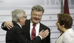 Tổng thống Ukraine Petro Poroshenko (ở giữa) tham dự hội nghị thượng đỉnh với lãnh đạo các nước EU ở Riga 