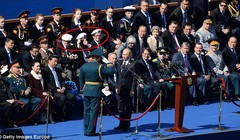 3 nhà thám hiểm Anh trên khán đài (khoanh đỏ).