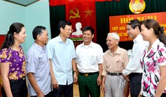 Ông Phạm Minh Huấn (giũa) tiếp xúc với cử tri Tuyên Quang