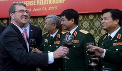 Bộ trưởng Quốc phòng Mỹ Carter và các tướng lĩnh quân đội Việt Nam sau lễ ký Tuyên bố tầm nhìn chung quốc phòng Việt - Mỹ sáng nay.