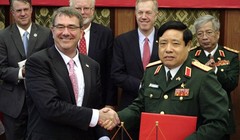 Bộ trưởng Quốc phòng Mỹ bắt tay người đồng cấp Việt Nam, Bộ trưởng Phùng Quang Thanh sau cuộc hội đàm tại Hà Nội. Ảnh AP Photo/ Tran Van Minh