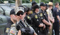 Cảnh sát và vệ binh cộng hòa Mỹ ngăn chặn người biểu tình ở thành phố Baltimore 