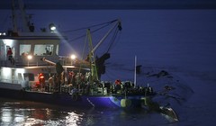 Tàu và nhân viên cứu hộ hoạt động ở nơi tàu Ngôi sao phương Đông chìm. Ảnh: Reuters.