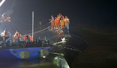 Nhân viên cứu hộ tìm kiếm người sống sót tại hiện trường tối 2/6. Ảnh: Reuters.