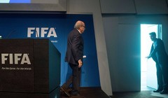 Blatter ra về sau tuyên bố từ chức, phát đi từ trụ sở FIFA ở Zurich. Ảnh:AFP.