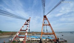 Trung Quốc nâng tàu chìm trên sông Trường Giang