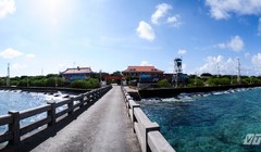 Toàn cảnh đảo Trường Sa lớn nhìn từ cầu tàu - Ảnh: Tùng Đinh 