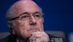 Chủ tịch FIFA Sepp Blatter bất ngờ tuyên bố trong cuộc họp báo tại trụ sở Liên đoàn bóng đá ở Zurich ngày 2/6. Ảnh: AFP/ TTXVN 