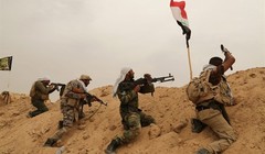 Những chiến binh thuộc lực lượng dân quân người Shiite hôm 1/6 chạm trán với các tay súng IS ở ngoại ô thành phố Fallujah, tỉnh Anbar, Iraq. Ảnh: AP