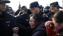 Thân nhân hành khách của tàu Ngôi sao phương Đông định phá hàng rào cảnh sát dọc sông Trường Giang. Ảnh: Reuters