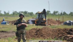 Binh sĩ Ukraine đào hào tại khu vực xung đột gần Artemivsk thuộc Donetsk. Ảnh: AFP/TTXVN