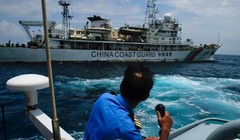 Tàu cảnh sát biển Trung Quốc tiến gần một tàu Malaysia trên biển Đông - Ảnh: Getty Images