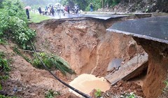 Quốc lộ 4D bị chia cắt sau khi hố tử thần rộng cả trăm m2 sụt lún. Ảnh: Sơn Đào