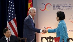 Phó tổng thống Mỹ Joe Biden bắt tay Phó thủ tướng Trung Quốc Lưu Diên Đông tại hội đàm. Ảnh: Reuters