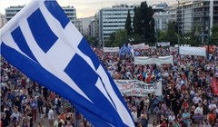 Người dân Hy Lạp biểu tình phản đối thắt chặt tại Athens. Ảnh:AP