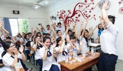 Học sinh lớp 12D1 Trường THPT Gia Định, quận Bình Thạnh, TP.HCM thể hiện quyết tâm trước kỳ thi khi cùng hô vang khẩu hiệu “Gia Định bản lĩnh, tự tin, quyết thắng” trong ngày học cuối cùng - Ảnh: N.H.