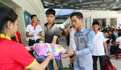 Thí sinh tỉnh Bình Thuận được sinh viên tình nguyện phát mền gối để vào KTX nghỉ miễn phí tại cụm thi Trường ĐH Tôn Đức Thắng sáng 29-6 - Ảnh: Như Hùng