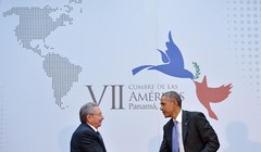 Tổng thống Mỹ Barack Obama (phải) bắt tay Chủ tịch Cuba Raul Castro trong cuộc gặp bên lề Hội nghị thượng đỉnh các quốc gia châu Mỹ hôm 11/4 ở Panama. Ảnh: AFP.